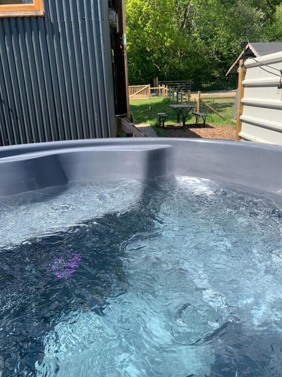 Shepherds Hut With Scandinavian Hot Tub And Hydromassager Sway Esterno foto